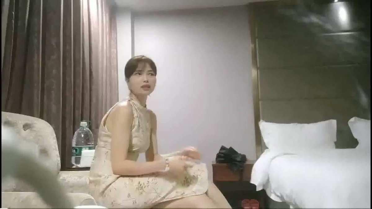 喜欢先调情再洗澡，抠逼水声哗哗，张开双腿舔逼